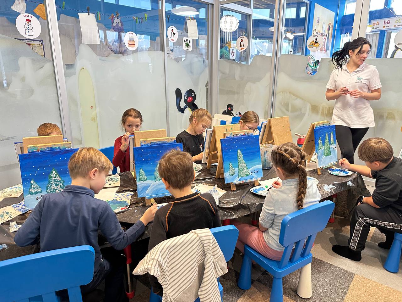 Lapsed maalivad lõuendeid Happy Classesi linnalaagris