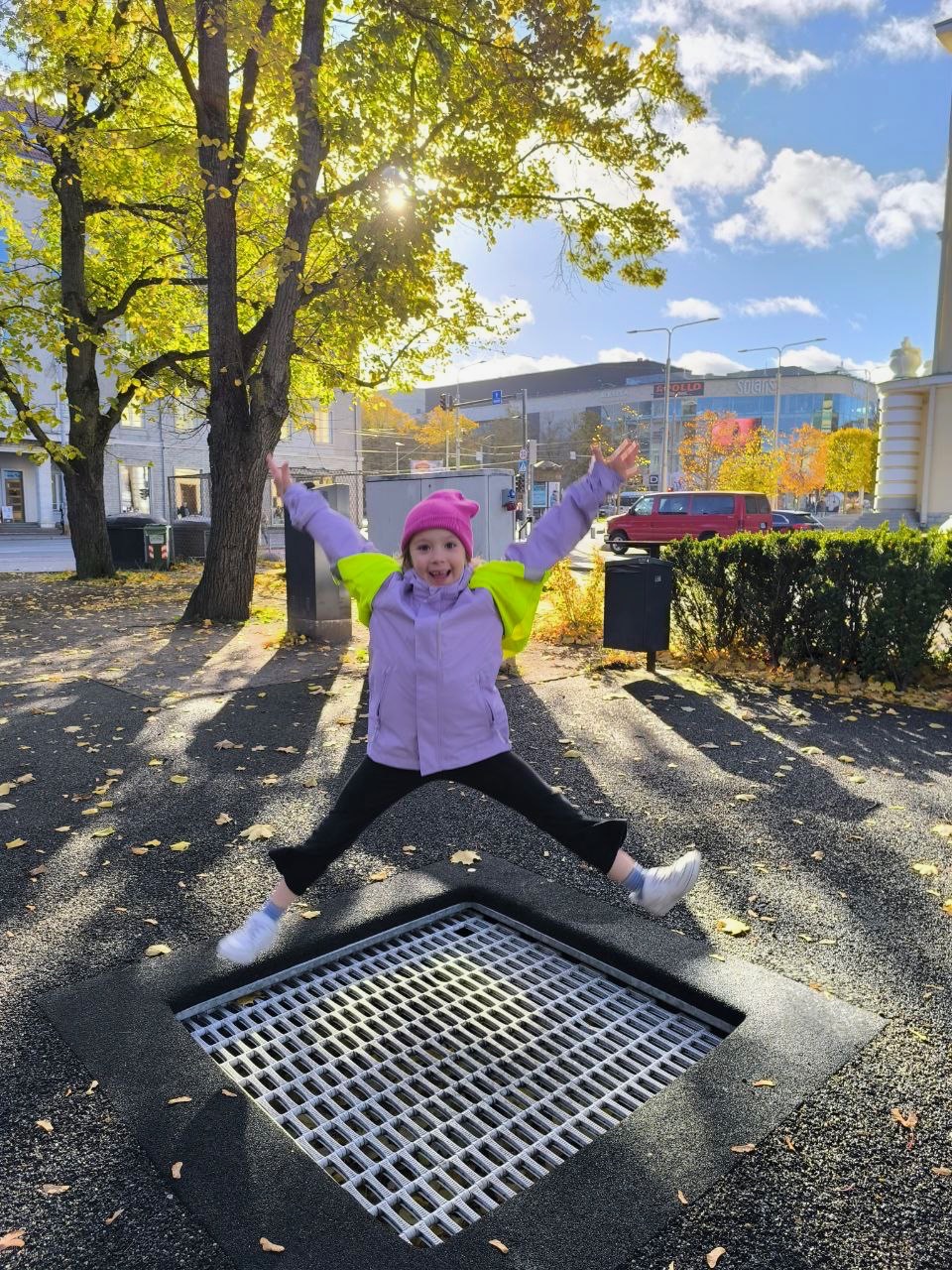 Laps hüppab batuudil Happy Classesi sügislaagris